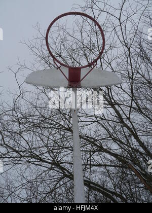 Basket Ball Reifen winter Stockfoto