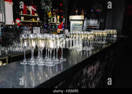 Gläser an der bar Stockfoto