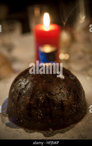 Christmas Pudding mit Schnaps brennt darauf Stockfoto