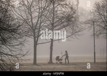 Schieben einen Buggy an einem nebeligen Wintertag Stockfoto