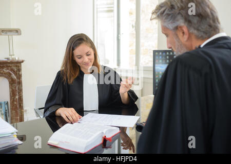 Zwei Rechtsanwälte in einer Besprechung Stockfoto