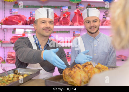 Metzger Lehre jung wie Fleisch zu verkaufen Stockfoto