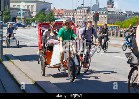 Eine enge Anruf auf belebten Radweg am Børsgade im Zentrum von Kopenhagen. Fahrrad-Taxis und Lastenräder nehmen eine Menge Platz. Dänemark. Radfahrer und Radfahrer. Stockfoto