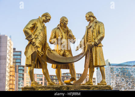 Die vergoldete Bronzestatue des Matthew Boulton, James Watt und William Murdoch, Broad Street, Birmingham UK Stockfoto