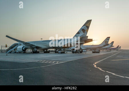 Etihad Airlines Flugzeuge auf der Landebahn des Abu Dhabi International Airport Stockfoto