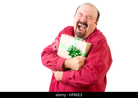 Glücklicher schreiender Mann in rot halten Geschenk verpackt in Goldpapier und grünes Band auf weißem Hintergrund Stockfoto
