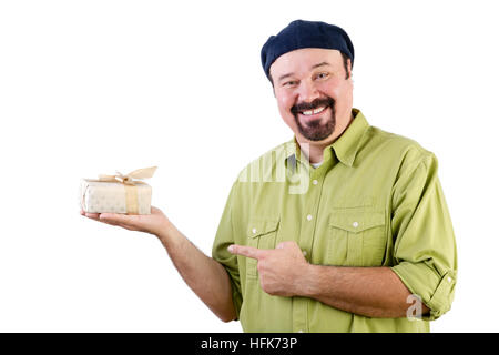Lächelnd Mitte im Alter Mann in französische Baskenmütze Holding verpacktes Geschenk auf weiß Stockfoto