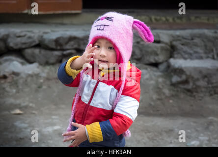 Süße expressives indische Kind im Winter tragen Sie am Lachung, Sikkim, Indien. Stockfoto