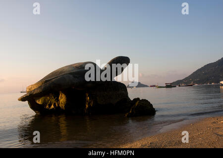 Schildkröte-Denkmal am Mae Haad Beach in Koh Tao. Stockfoto