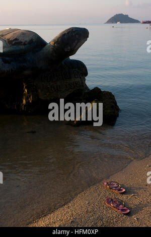 Schildkröte-Denkmal am Mae Haad Beach in Koh Tao. Stockfoto