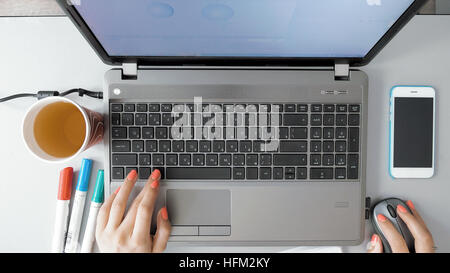 Weibliche Hände arbeiten am Laptop Grafik-design Stockfoto