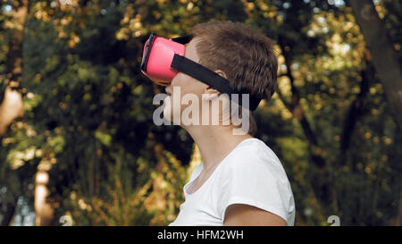 Frau erforscht virtuellen Realität mit VR-Brille Stockfoto