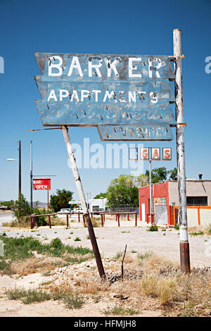 Vintage und verwitterte Schilder auf der Route 66 Stockfoto