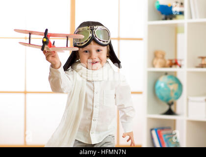 glückliches Kind junge spielen im Flugzeug im Innenbereich Stockfoto