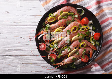 Garnelen mit Chili, Kräutern und Gemüse in einer Pfanne. horizontale Ansicht von oben Stockfoto