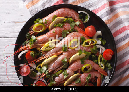 Garnelen mit Chili, Kräutern und Gemüse Nahaufnahme in einer Pfanne. horizontale Ansicht von oben Stockfoto