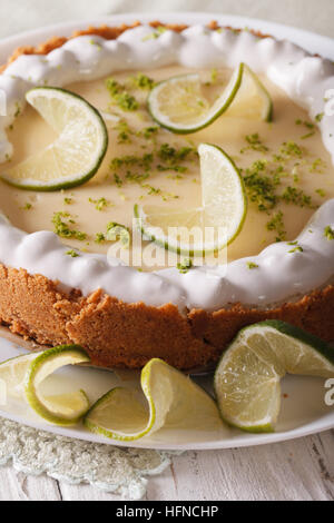 Gourmet-Lime Tarte mit Schlagsahne und schälen Nahaufnahme auf einer Platte. Vertikal Stockfoto
