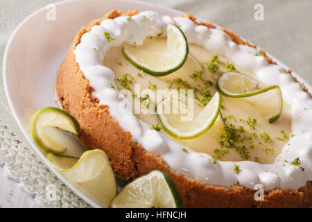 Gourmet-Lime Tarte mit Schlagsahne und schälen Nahaufnahme auf einer Platte. horizontale Stockfoto