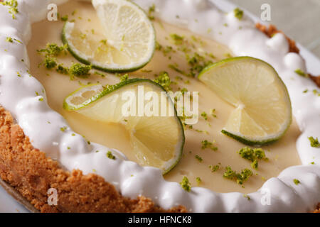 Köstliche Kalk Kuchen mit geschlagener Sahne und Lebensfreude Makro. horizontale Stockfoto