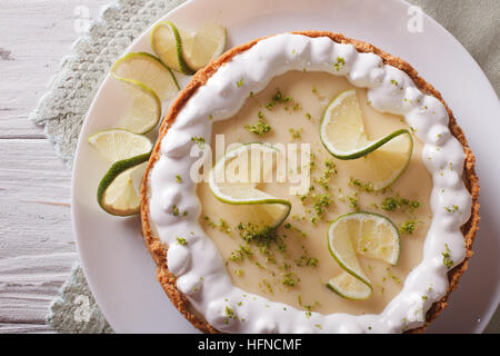 Key Lime Pie mit gepeitschter Creme Nahaufnahme auf einer Platte. horizontale Ansicht von oben Stockfoto