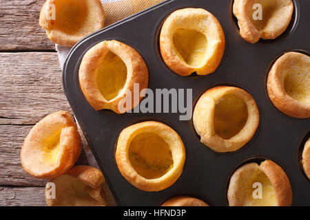 Frische leckere Yorkshire Pudding Backen Gericht Makro. horizontale Ansicht von oben Stockfoto