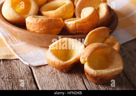 Englische Küche: hausgemachte Nahaufnahme Yorkshire Pudding auf dem Tisch. horizontale Stockfoto