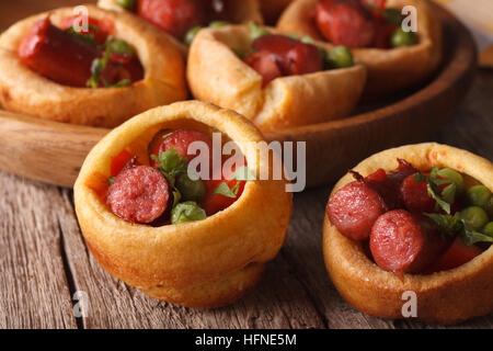 Yorkshire Pudding gefüllt mit Wurst und Gemüse Nahaufnahme auf dem Tisch. horizontale Stockfoto