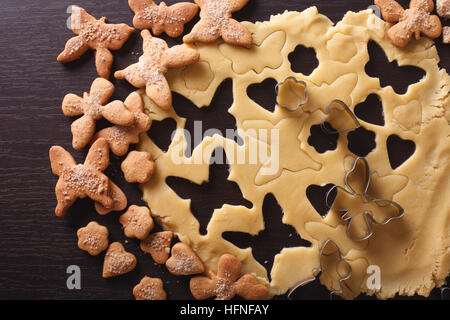 Schneiden Sie die Cookies in der Form von Schmetterlingen Nahaufnahme auf dem Tisch. horizontale Ansicht von oben Stockfoto