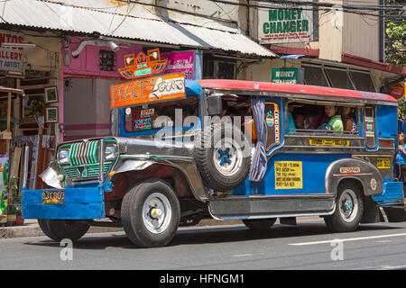 Jeepney Dienst auf der Straße im Stadtzentrum, Manila, Philippinen Stockfoto