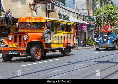 Jeepney Dienst auf der Straße im Stadtzentrum, Manila, Philippinen Stockfoto