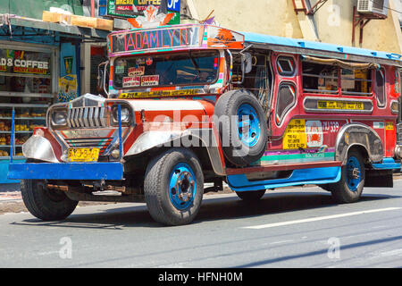 Jeepney Dienst auf der Straße im Stadtzentrum, Manila, Philippinen Stockfoto