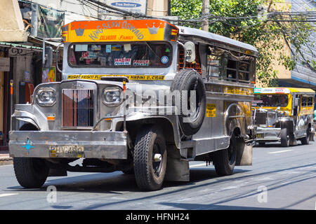 Jeepney Dienst auf der Straße im Stadtzentrum, Manila, Philippinen Stockfoto