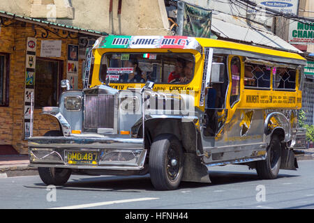 Jeepney Dienst auf der Straße im Stadtzentrum, Manila, Philippinen Stockfoto