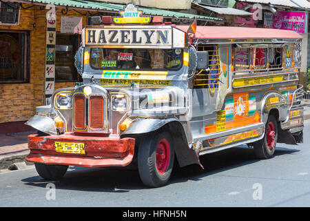 Jeepney Dienst auf der Straße im Stadtzentrum, Manila, Philippinen Stockfoto