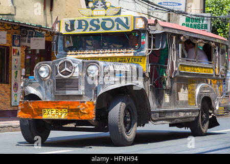 Jeepney Dienst auf der Straße im Stadtzentrum, Manila, Philippinen Stockfoto