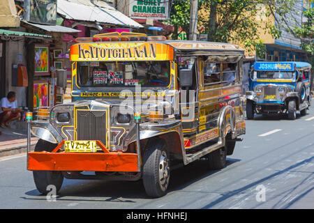 Jeepney Dienst auf der Straße im Stadtzentrum, Manila, Philippinen Stockfoto