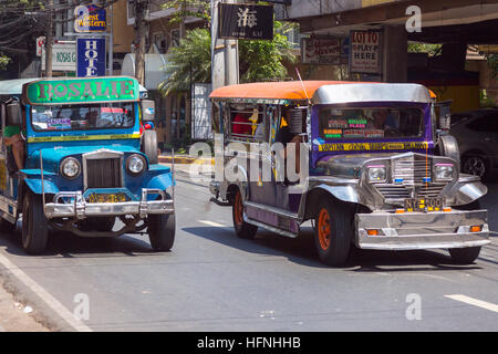 Jeepney Dienst auf der Straße im Stadtzentrum, Manila, Philippinen Stockfoto