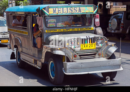 Jeepney Dienst auf der Straße im Stadtzentrum, Manila, Philippinen Stockfoto