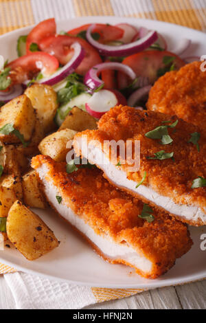 Gehackte Schnitzel, Salat und Pommes Frites mit einer Platte Großaufnahme. vertikale Stockfoto