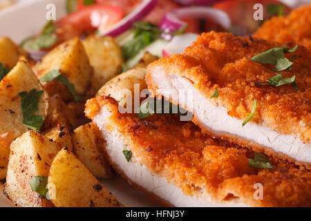 Gehackte Schnitzel Makro- und gebratenen Kartoffeln auf einem Teller. horizontale Stockfoto