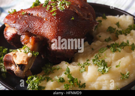 Leckeren Schweinefleisch Schaft und Kartoffelpüree auf der Platte Nahaufnahme. horizontale Stockfoto