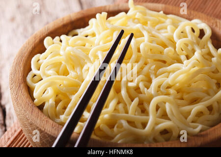 Traditionelle asiatische Ramen-Nudeln in einer Holzschale Makro. horizontale Stockfoto