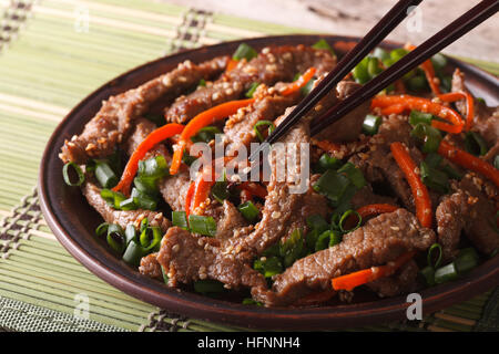 Das traditionelle koreanische Bulgogi Rindfleisch mit Karotte und Zwiebel auf der Platte Nahaufnahme. horizontale Stockfoto