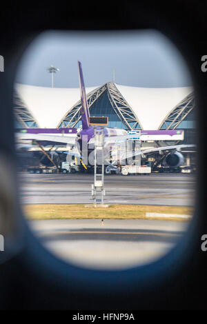 Ansicht des Suvarnabhumi Airport Flugzeug Fenster, Bangkok, Thailand Stockfoto