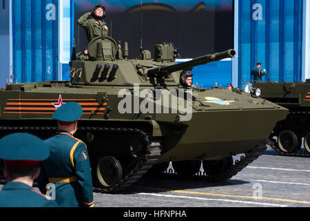 Russischer BMP-3 Infanterie Kampffahrzeuge Rollen auf dem Roten Platz während der Militärparade in der Generalprobe Tag des Sieges in Moskau Stockfoto