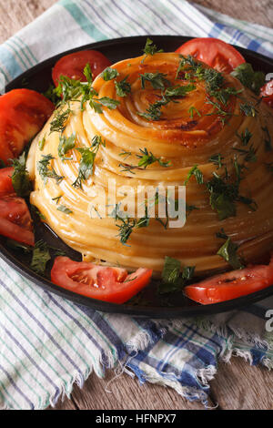 Französisches Essen: Timbale Nudeln mit Käse und Gemüse Nahaufnahme auf einer Platte. vertikale Stockfoto