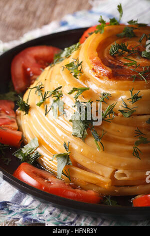 Französische Küche: Timbale von Nudeln Nahaufnahme auf einer Platte. vertikale Stockfoto