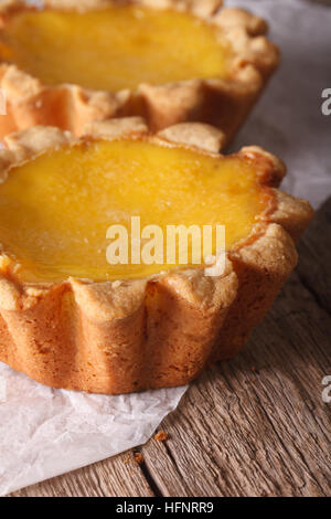 Traditionelle Egg Tart hautnah auf dem Papier. vertikale Stockfoto