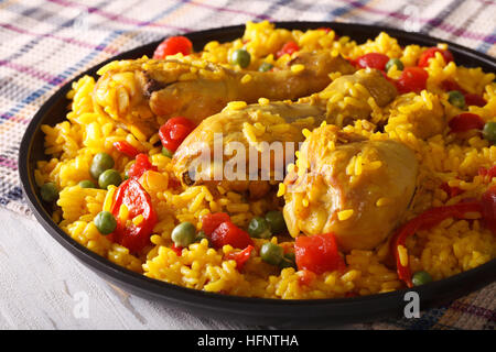 Paella mit Hühnerfleisch und Gemüse hautnah auf einem Teller. horizontale Stockfoto