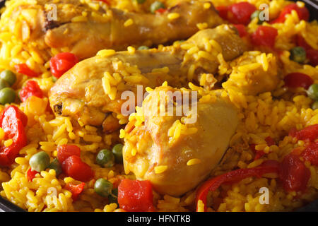 heißen Paella mit Huhn und Gemüse Nahaufnahme. horizontale Hintergrund Stockfoto